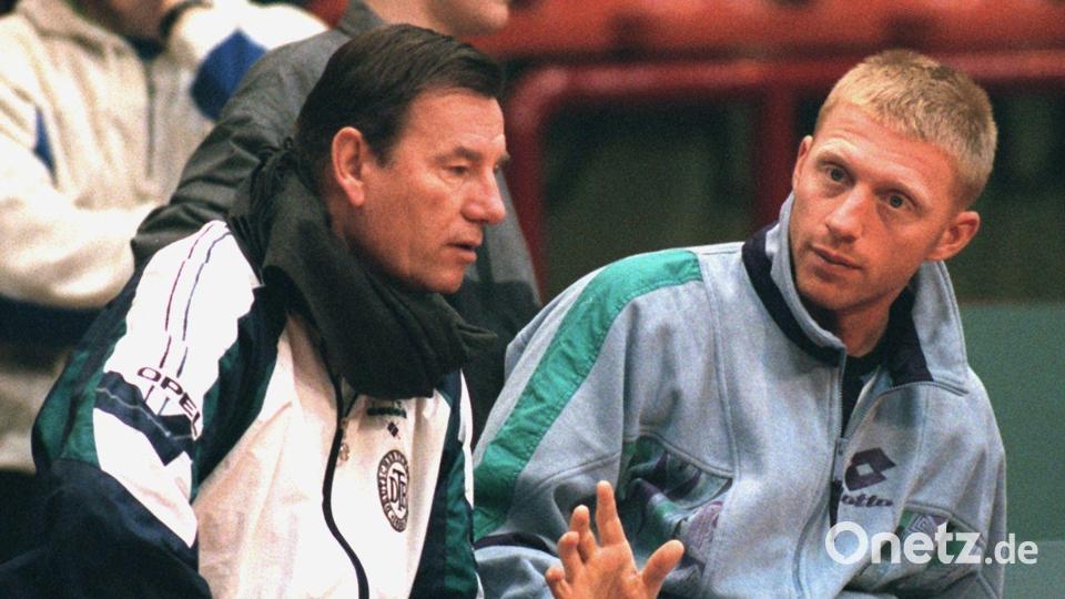 Trainierte die ganz Großen: Der frühere Davis-Cup-Coach Niki Pilic (l) im Jahr 1996 mit Boris Becker. (Archivbild) Bild: Stephan Jansen/dpa