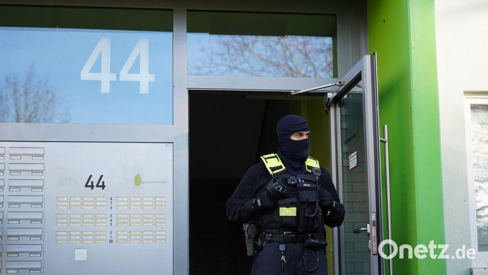 Die Beamten sicherten am frühen Morgen Material. Bild: Manuel Genolet/dpa