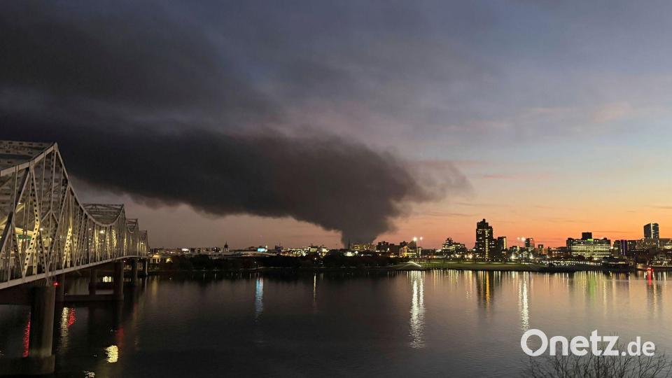 Die Rauchsäule über dem Absturzort war kilometerweit zu sehen. Bild: Chuck Fugate/Chuck Fugate/AP/dpa