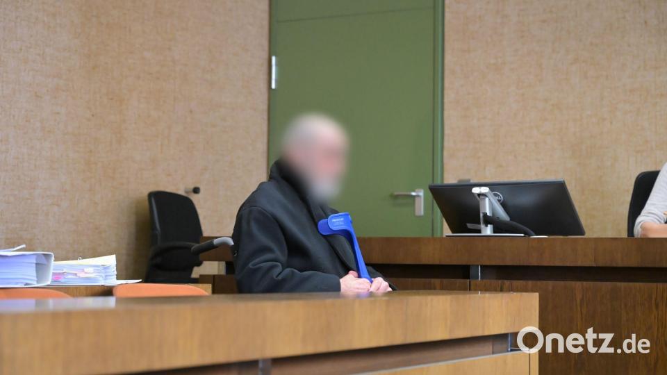 Der Priester schwieg erst zu den Vorwürfen - und sprach dann ganz zum Schluss. Bild: Malin Wunderlich/dpa