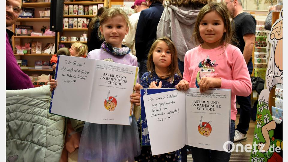 Hanna, Jasmin und Helena (von links) holten sich umgehend Autogramme für ihre Asterix-Bücher. Lesen können sie noch nicht. Das Vorlesen übernimmt der Opa. Bild: ubb
