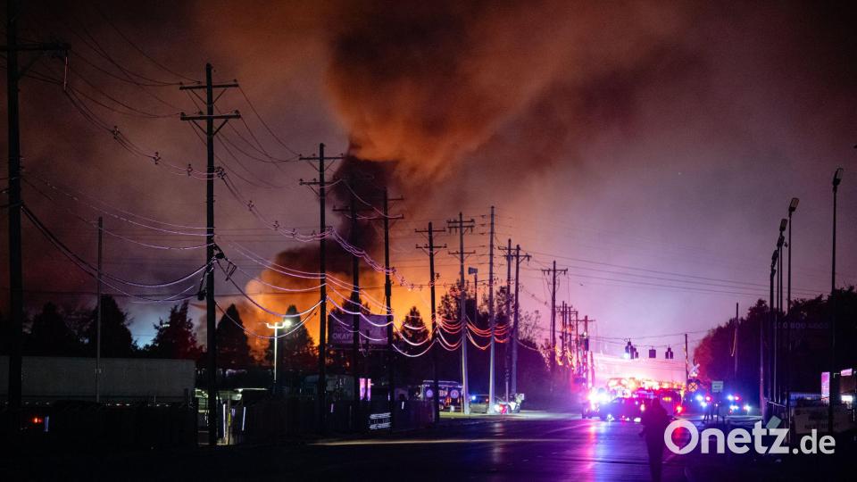 Rauchschwaden steigen auf, nachdem ein UPS-Frachtflugzeug beim Start auf dem Louisville Muhammad Ali International Airport abgestürzt und explodiert ist. Bild: Jon Cherry/AP/dpa