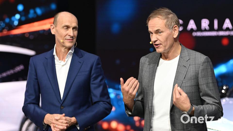 VW-Konzernchef Blume (r) sieht in der Strategie für China einen VW-eigenen Fünfjahresplan. Bild: Johannes Neudecker/dpa