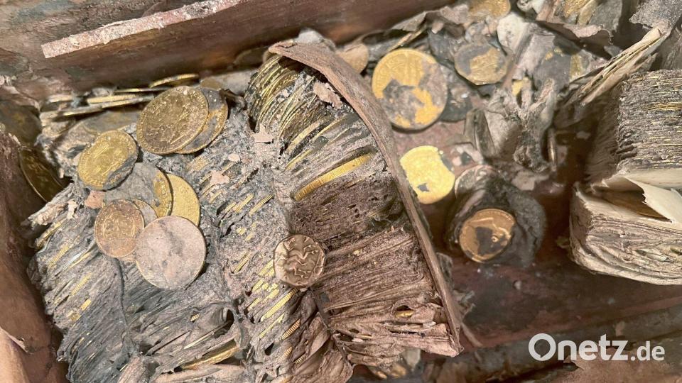 So sah der Münzschatz aus, als er aus der Erde geholt wurde. Bild: -/Nusmismatica Ars Classic/dpa