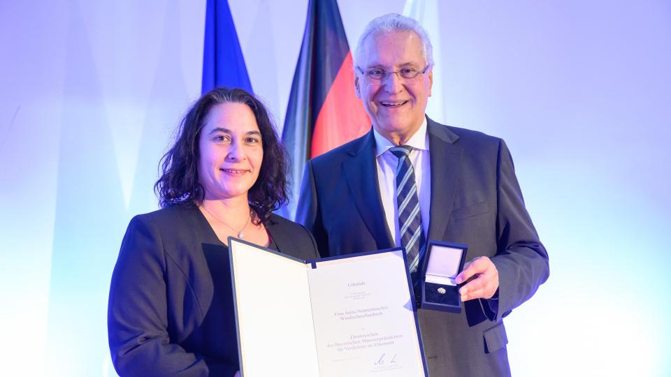 Anita Nonnenmacher erhält im Aufseßsaal des Germanischen Nationalmuseums in Nürnberg für ihre Verdienste im Ehrenamt aus der Hand von Innenminister Joachim Herrmann die Auszeichnung. Bild: Timm Schamberger / Bayerische Staatskanzlei