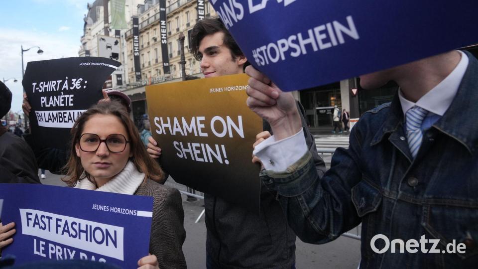 Neben interessierten Kunden kamen auch Demonstranten zur Shein-Eröffnung. Bild: Thibault Camus/AP/dpa