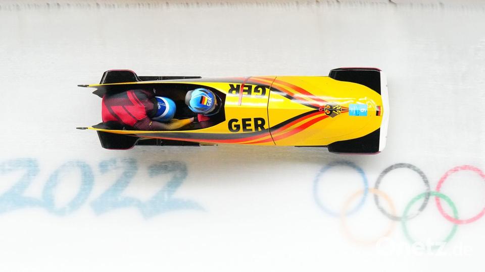Bobpilot Christoph Hafer gewinnt mit Matthias Sommer Bronze im Zweierbob. Nun beendet er seine Karriere. (Archivbild) Bild: Michael Kappeler/dpa