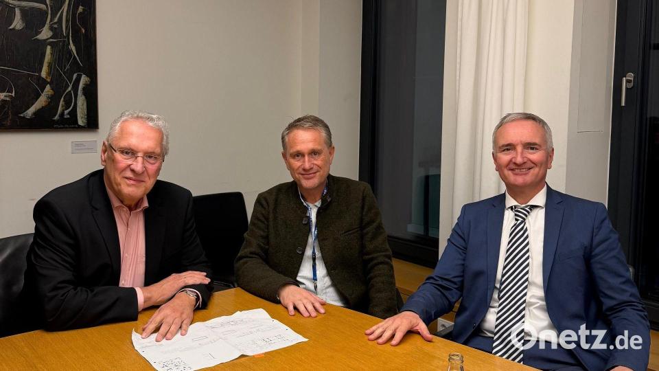 Bayerns Innenminister Joachim Herrmann, Poppenrichts Bürgermeister Hermann Böhm, CSU-Landtagsabgeordeter Harald Schwartz. Bild: Gemeinde Poppenricht