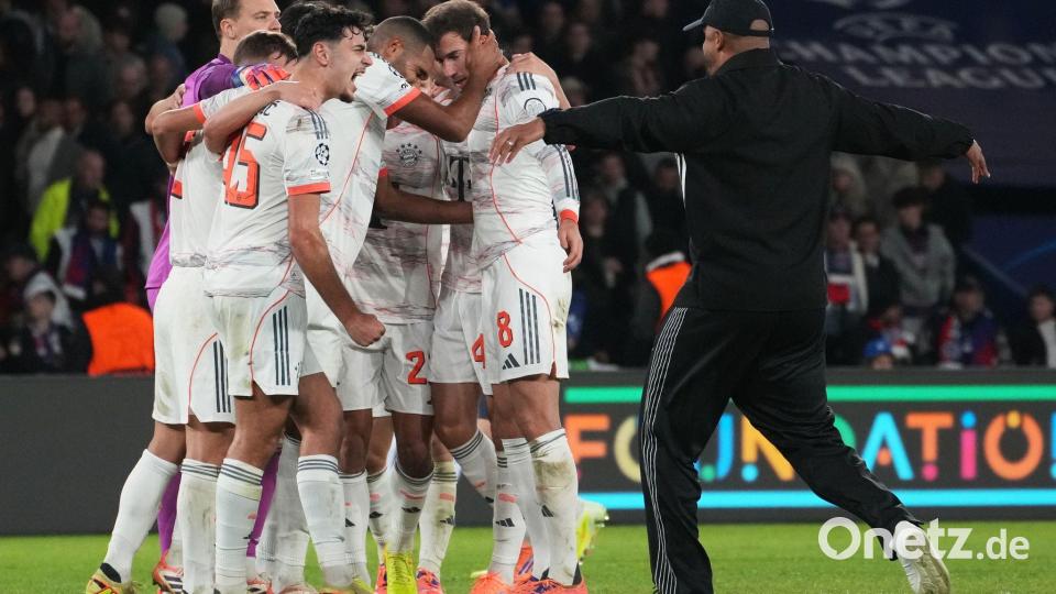 Vincent Kompany (r) stürmt auf den Rasen, um nach dem großen Sieg mit seinen Spielern im Kreis zu jubeln. Bild: Thibault Camus/AP/dpa