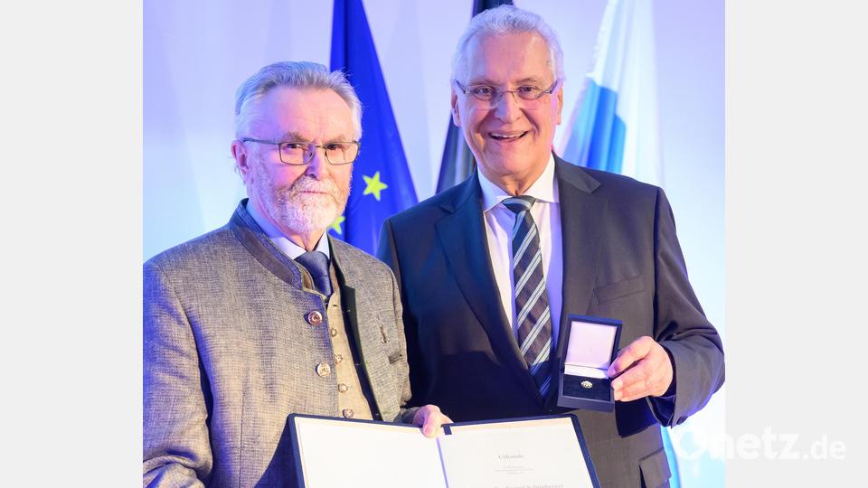 Ferdinand Schönberger (links) wird im Aufseßsaal des Germanischen Nationalmuseums in Nürnberg von Innenminister Joachim Herrmann für seine Verdienste in der katholischen Pfarrei Neuhaus geehrt. Bild: Timm Schamberger / Bayerische Staatskanzlei