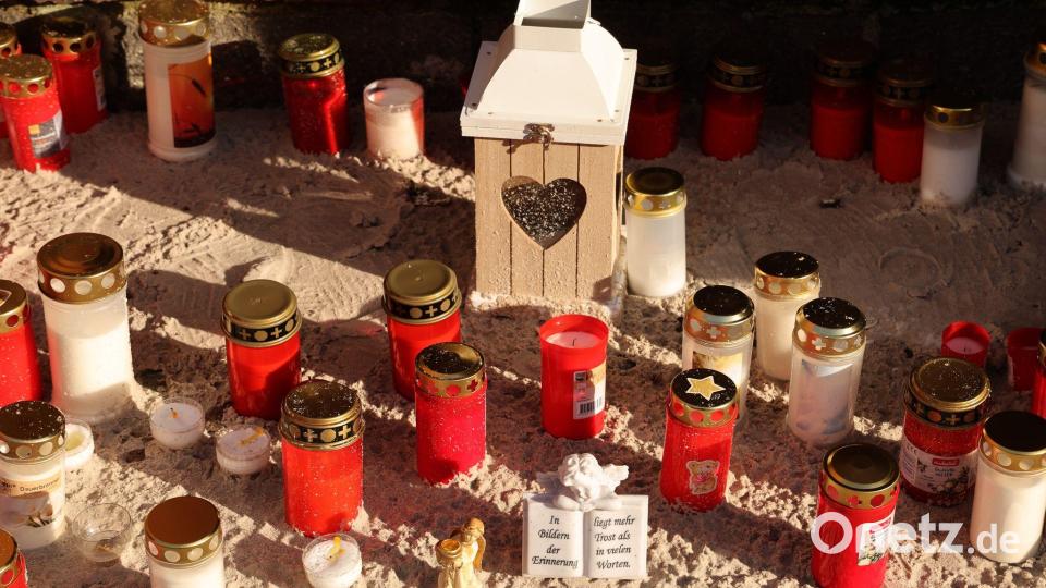 Viele Kerzen erinnern an den achtjährigen Fabian, der einem Gewaltverbrechen zum Opfer fiel. Bild: Bernd Wüstneck/dpa