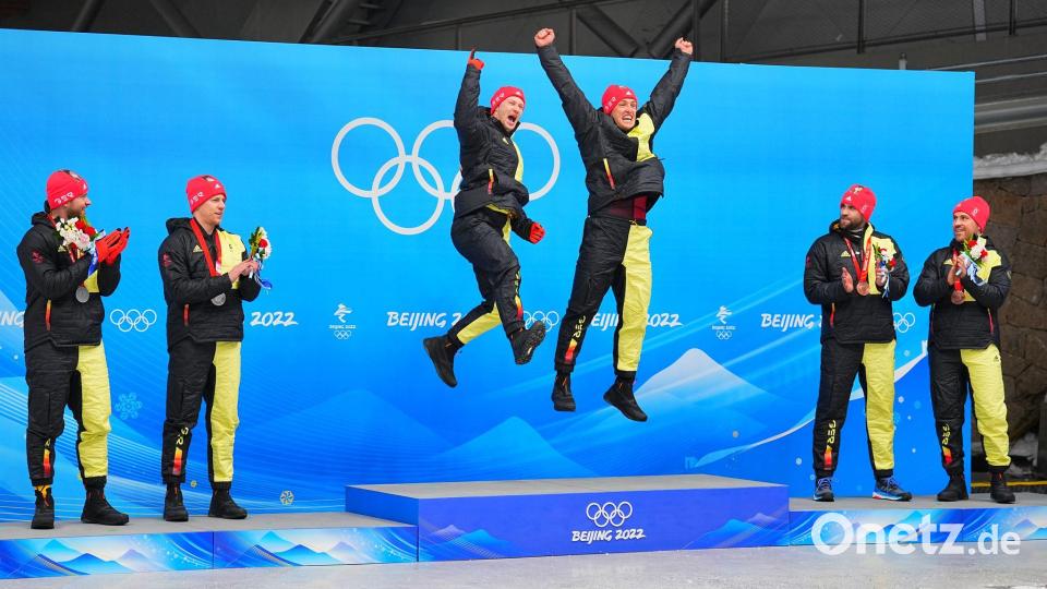 Im Zweierbob gewann Christoph Hafer (2.v.r.) Olympia-Bronze. (Archivbild) Bild: Michael Kappeler/dpa