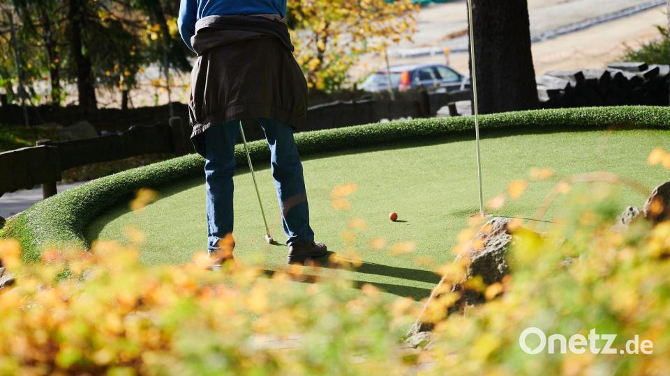 Manchmal ist es wie verflixt und der Ball kommt wieder aus dem Loch heraus. (Symbolbild) Bild: Annette Riedl/dpa