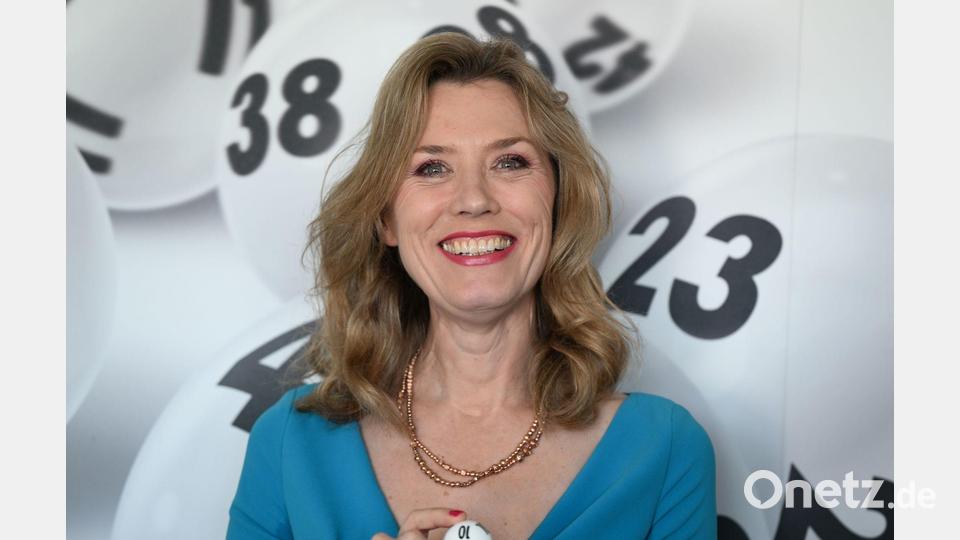 Reichenbacher und Hannah moderieren eine Live-Ziehung zusammen. (Archivbild) Bild: Arne Dedert/dpa