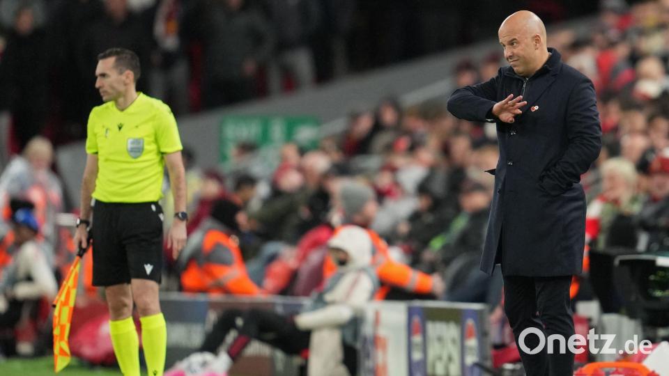 Trainer Arne Slot lobte Wirtz nach dem Spiel. Bild: Jon Super/AP/dpa