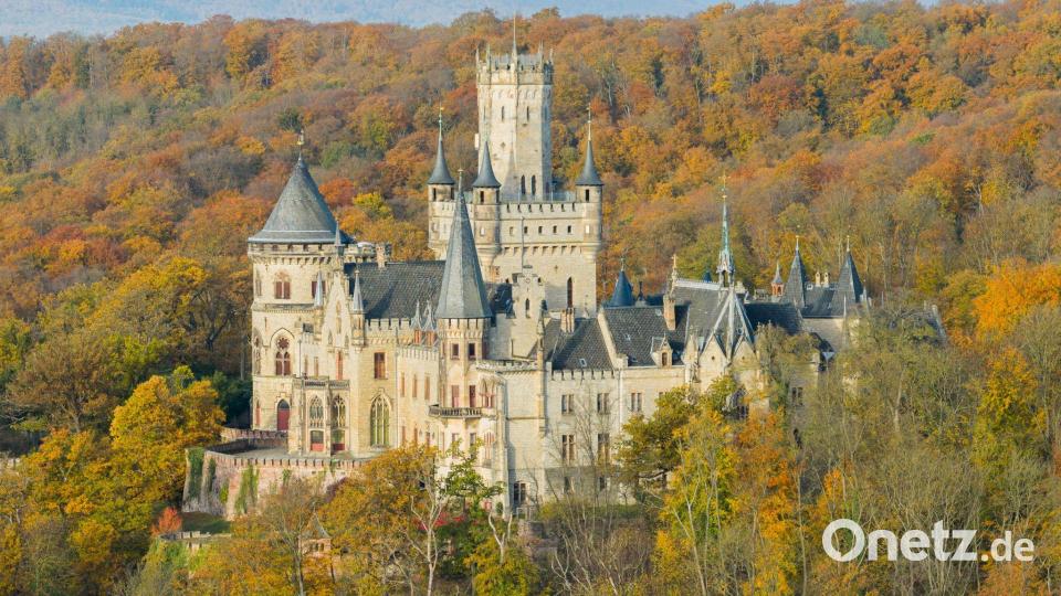 Schloss Marienburg bei Hannover verwandelt sich in „Maxton Hall“ in ein britisches Eliteinternat. Bild: Julian Stratenschulte/dpa