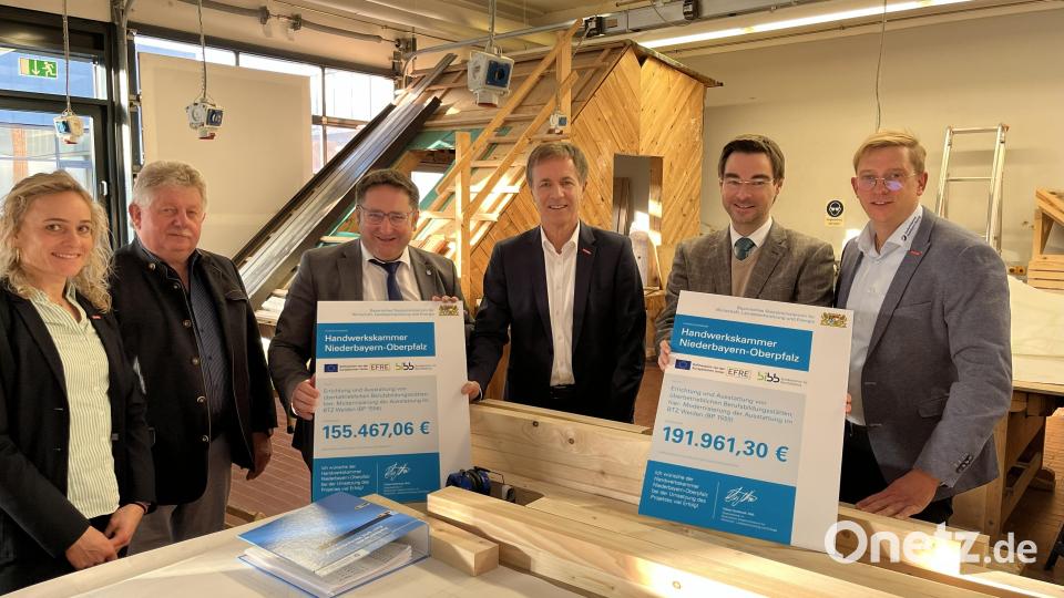 Bildung im Handwerk gefördert (von rechts): Leiter des Bildungszentrums Weiden Tobias Knauer, Landtagsabgeordneter Dr. Stephan Oetzinger, stv. HWK-Hauptgeschäftsführer Hans Schmidt, Wirtschaftsstaatssekretär Tobias Gotthardt, Kreishandwerksmeister Erich Sperber, Geschäftsführerin der KHS Nordoberpfalz Stefanie Ramsl. Bild: HWK/Bockholt