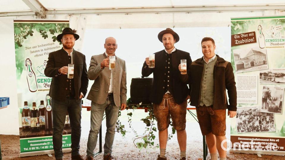 Der Fensterbacher Bürgermeister Florian Adam (Zweiter von links) zapft das erste Fass Bier an. Die Dürnsrichter Winterkirwa wird am 7. und 8. November auf dem Festplatz bei der Dürnsrichter Pfarrkirche gefeiert. . Bild: Stefanie Zock