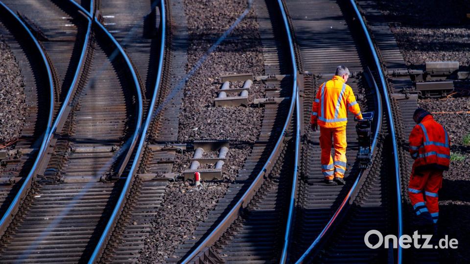 Die Deutsche Bahn will mit „grünem“ Stahl auch ihren Weg zu Klimaneutralität vorantreiben. (Archivbild) Bild: Jens Büttner/dpa