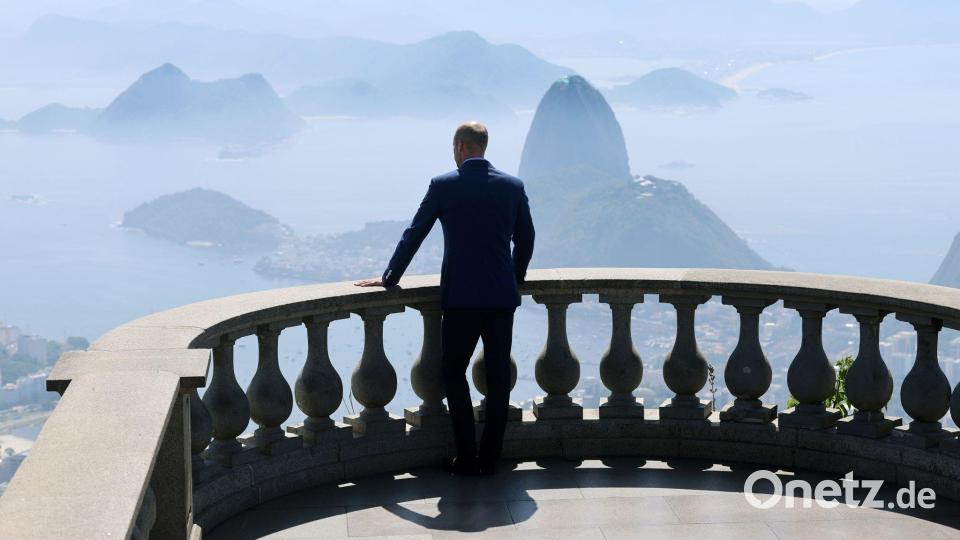 Prinz William schaut von einem Aussichtspunkt an der Christusstatue auf dem Berg Corcovado in Rio de Janeiro auf den Zuckerhut. Bild: Chris Jackson/PA Wire/dpa