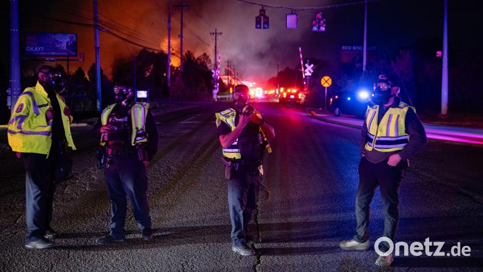 Den Rettungskräften dürfte eine lange Nacht bevorstehen. Bild: Jon Cherry/AP/dpa