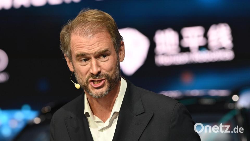 Cariad-Chef Bosch bezeichnete die neuen Produkte als KI-Chips. Bild: Johannes Neudecker/dpa