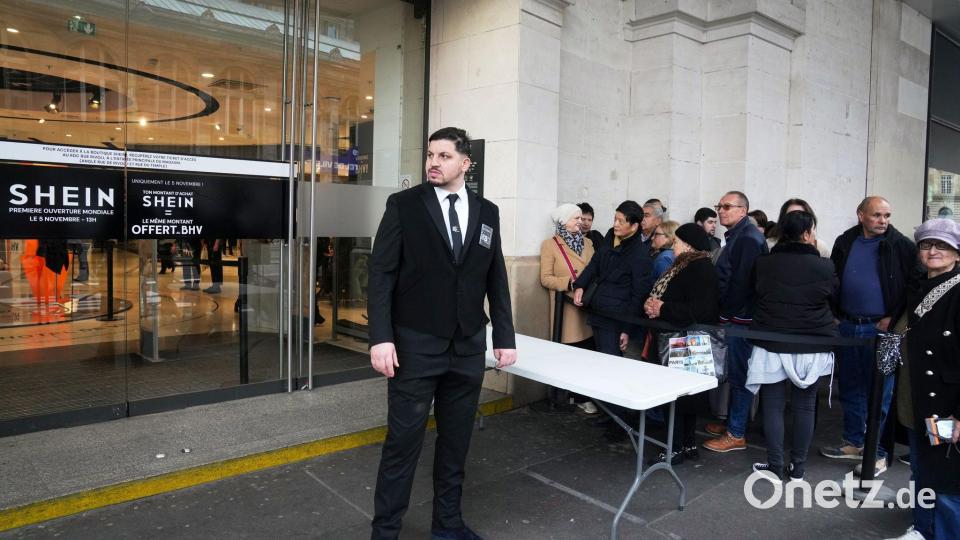 Viele Menschen standen vor der Eröffnung stundenlang Schlange. Bild: Thibault Camus/AP/dpa