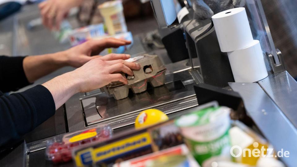 An den meisten Kassen im deutschen Einzelhandel sitzen noch Kassiererin oder Kassierer. Bild: Sven Hoppe/dpa