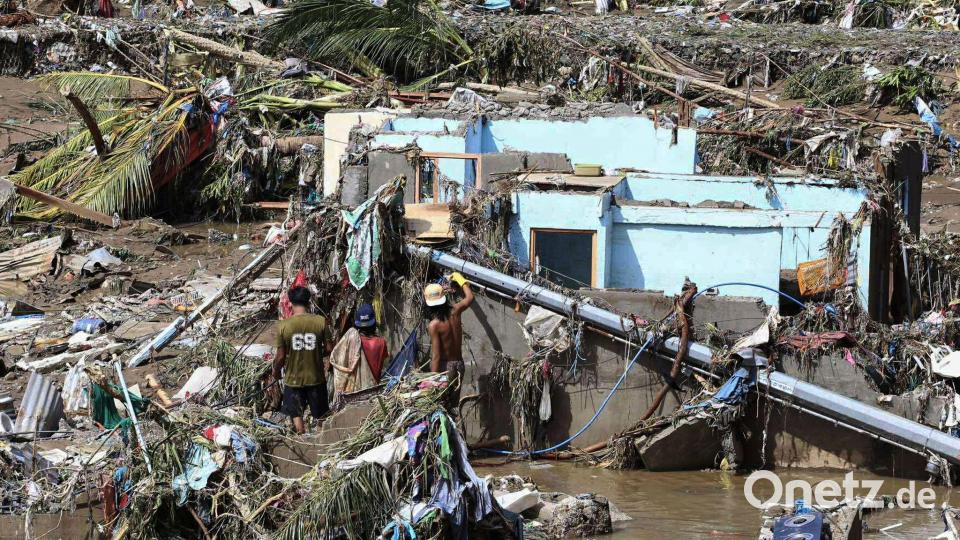 Nach dem Taifun “Kalmaegi„ auf den Philippinen: Einwohner versuchen persönliche Gegenstände zu retten. Bild: Jacqueline Hernandez/AP/dpa