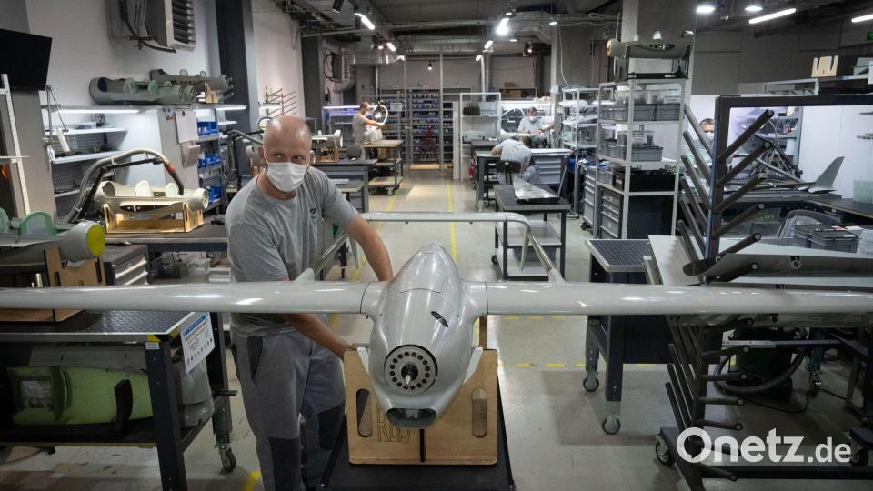 Die Ukraine gilt mittlerweile unter anderem im Bereich der Drohnenproduktion als Vorbild. (Archivbild) Bild: Efrem Lukatsky/AP