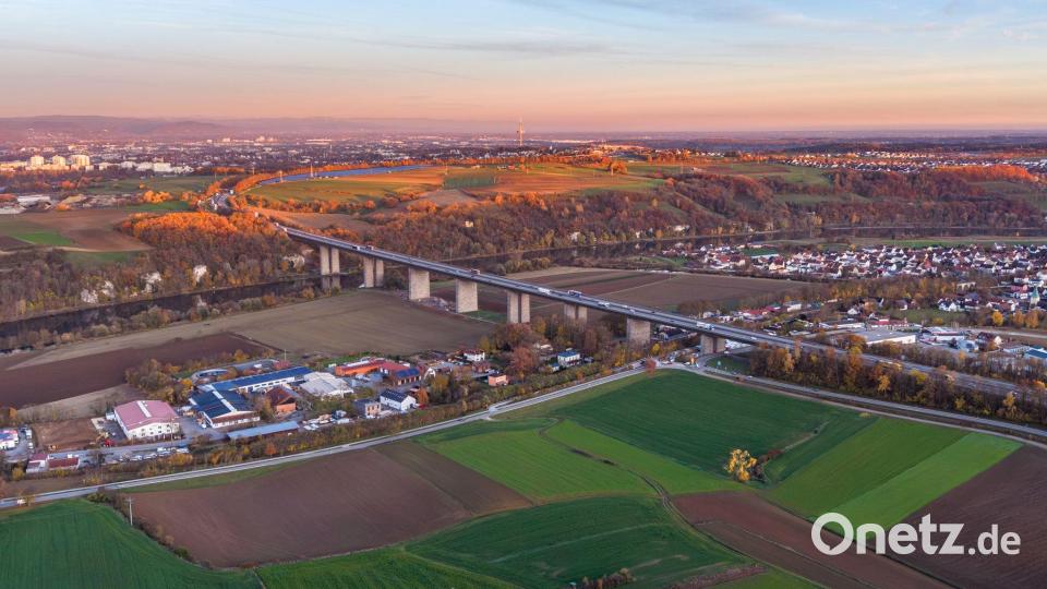 Eine Sperrung der Donaubrücke Sinzing könnte laut ADAC potenziell einen volkswirtschaftlichen Schaden von 75 Millionen Euro pro Jahr bringen. (Produktion) Bild: Armin Weigel/dpa