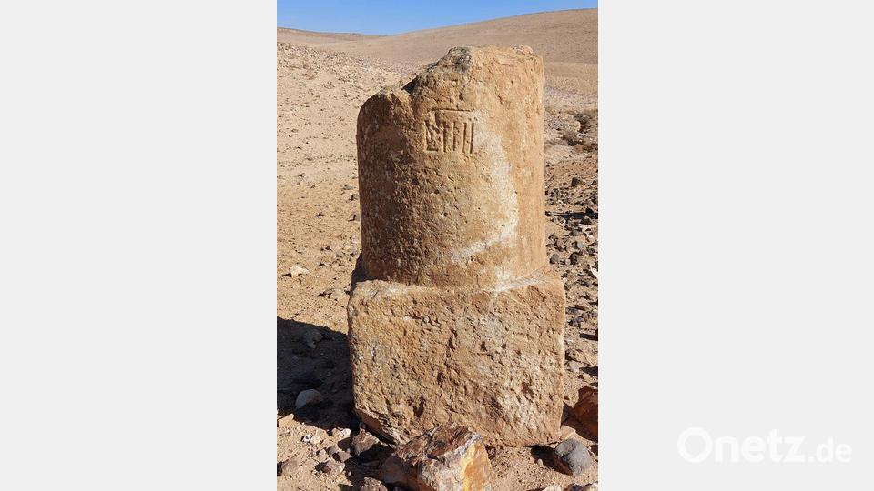 Fragment eines römischen Kilometersteins an der Via Nova in Jordanien Bild: Adam Pažout/Itiner-e/dpa