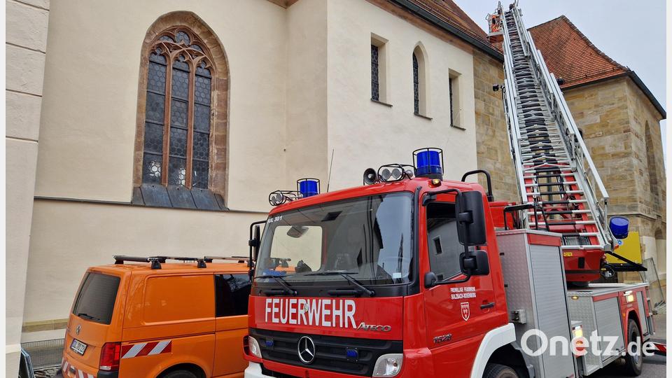 Der Strahler ist am Kirchendach in 13 Meter Höhe montiert – ohne Drehleiter der Feuerwehr wäre eine sichere Reparatur nicht möglich. Bild: Tobias Gräf