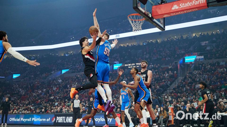Hartenstein (rechts) und OKC wurden in Portland bis zur letzten Sekunde gefordert - und verloren erstmals. Bild: Craig Mitchelldyer/AP/dpa
