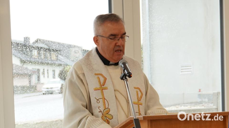 Pfarrer Slawomir Niemczeweski gab den sanierten und neuen Räumen den kirchlichen Segen Bild: tra