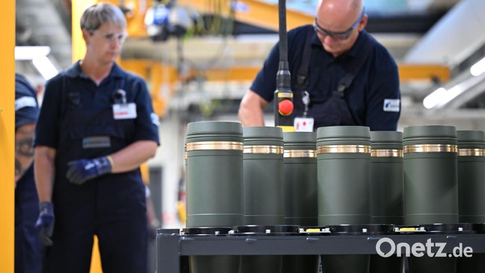 Rheinmetall-Mitarbeiter sind im Werk Unterlüß mit dem Verschließen von 155-Millimeter-Artilleriegranaten beschäftigt. Die Nachfrage nach solcher Munition ist stark gestiegen. (Archivbild) Bild: Wolf von Dewitz/dpa