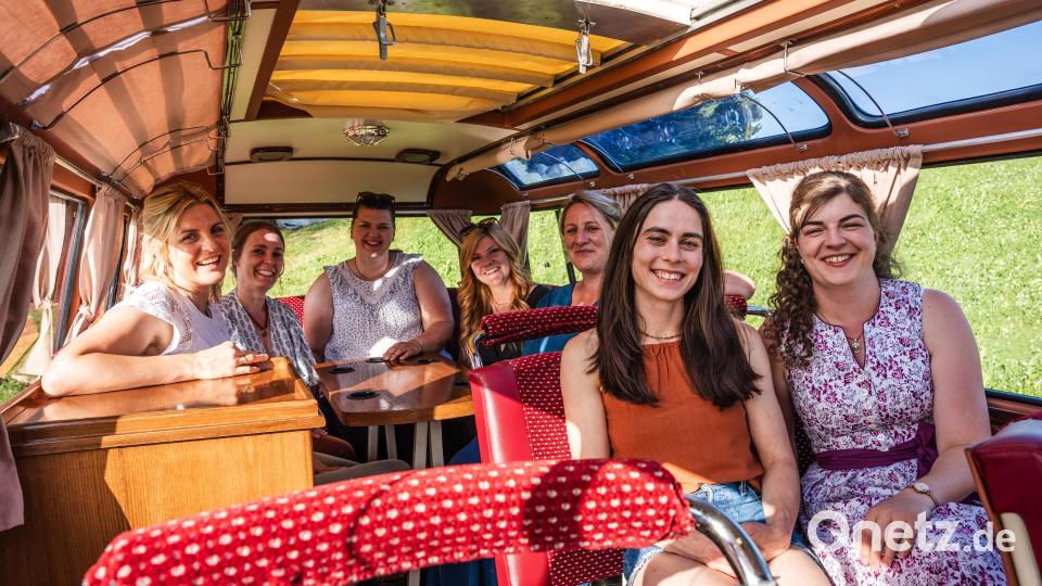 Alle Teilnehmerinnen der 17. Staffel von der „Landfrauenküche“. Von links: Teresa Nitzl, Petra Sollmann, Marina Laqua, Franziska Herzing und Brigitte Hölzler; vorne von links: Stefanie Weig und Veronika Kirchmaier. Bild: Moritz Sonntag/BR