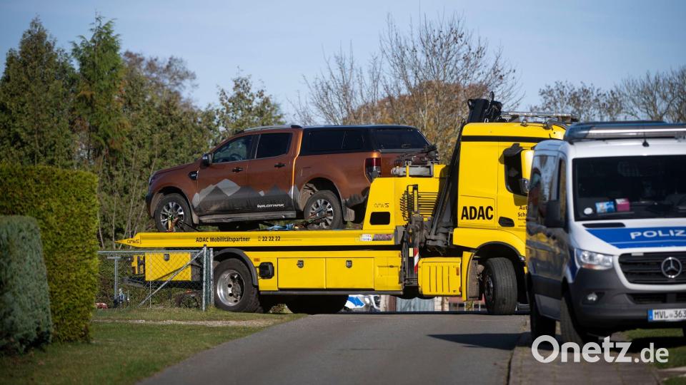 In Reimershagen nahe Güstrow wird ein Geländewagen beschlagnahmt. Bild: Philip Dulian/dpa
