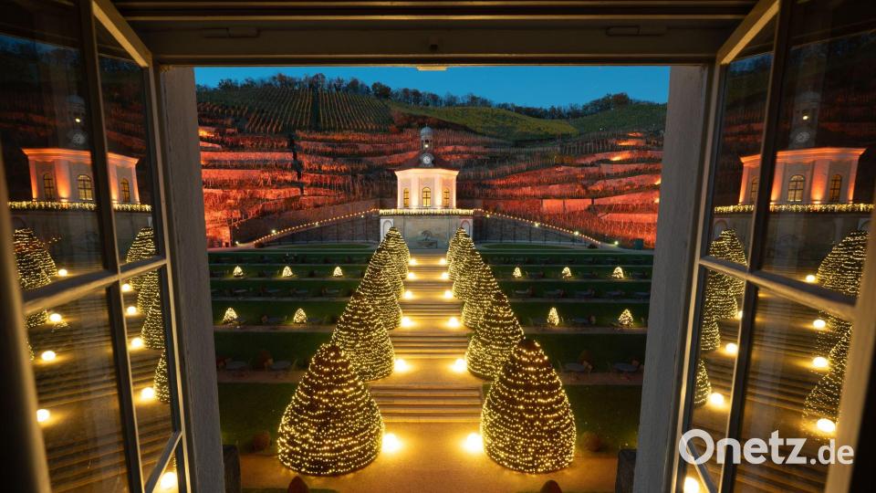 Illuminiert ist das Gelände des Sächsischen Staatsweingutes mit dem Belvedere bei einer Beleuchtungsprobe vor dem Start von &quot;Wein &amp; Licht auf Schloss Wackerbarth&quot;. T Bild: Sebastian Kahnert/dpa