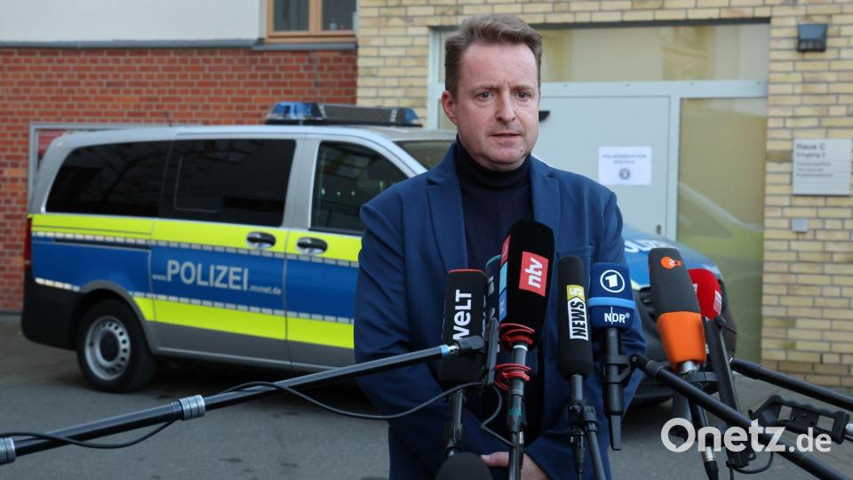 Oberstaatsanwalt Harald Nowack gibt in Rostrock bekannt, worauf viele wochenlang gewartet haben: Im Fakk des achtjährigen Fabian ist ein Haftbefehl ergangen. Bild: Bernd Wüstneck/dpa