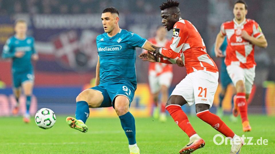 Der Mainzer Danny da Costa (r) leitete mit seinem Fehlpass die Führung von Florenz ein. Bild: Uwe Anspach/dpa