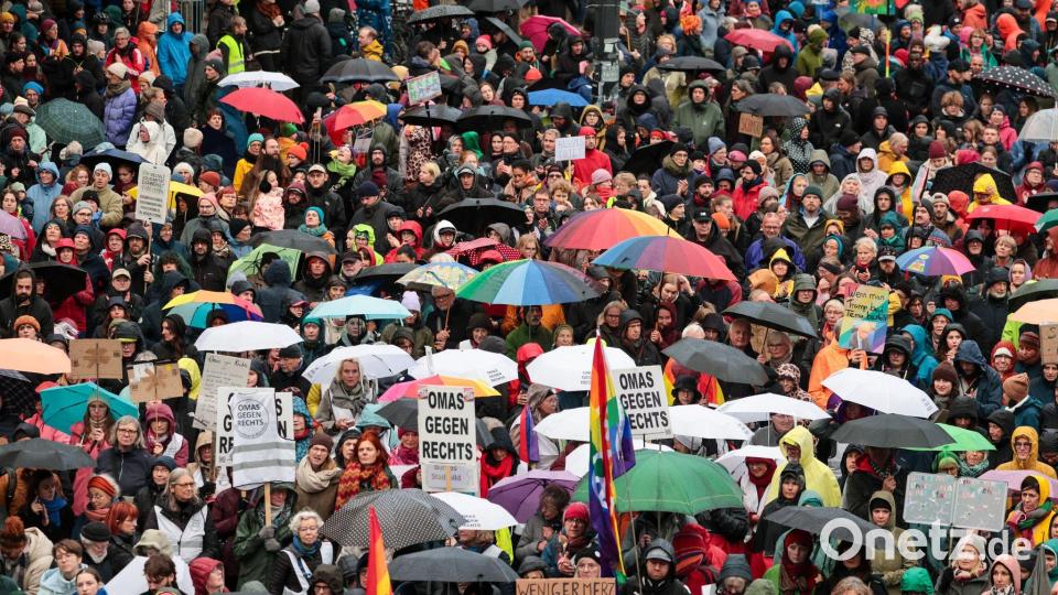 Die „Stadtbild“-Debatte hat bundesweit zu Demonstrationen geführt. (Archivbild) Bild: Focke Strangmann/dpa