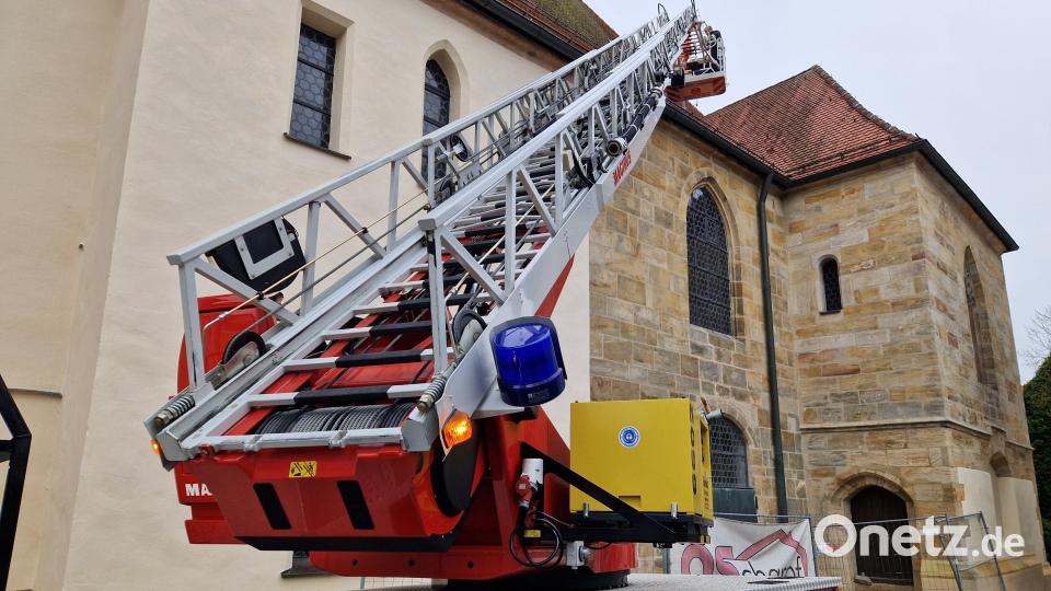 Drei Scheinwerfer beleuchten den Turm der Marienkirche. Einer davon befindet sich in 13 Metern Höhe am Kirchendach – die Feuerwehr musste bei der Reparatur helfen. Bild: Tobias Gräf