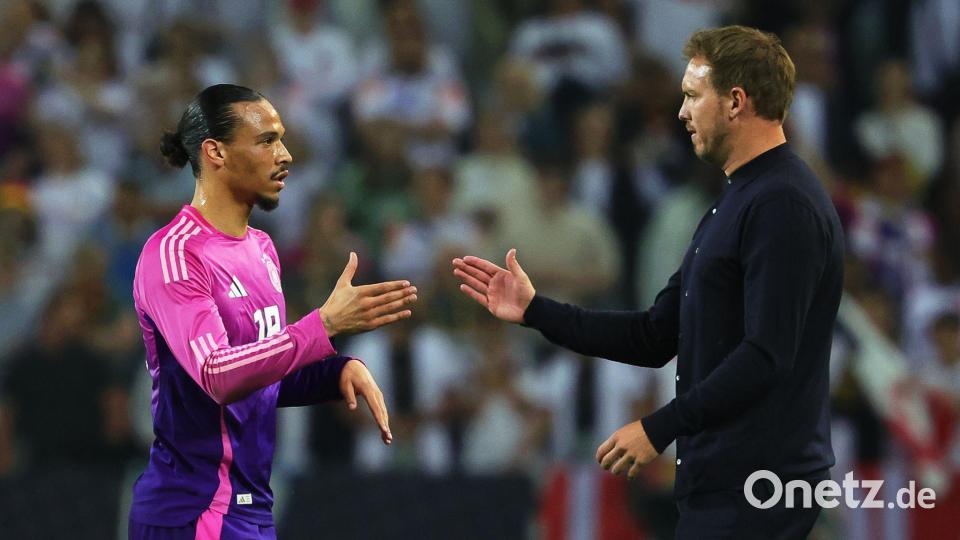 Leroy Sané (l.) kehrt in die Nationalmannschaft zurück. (Archivbild) Bild: Christian Charisius/dpa