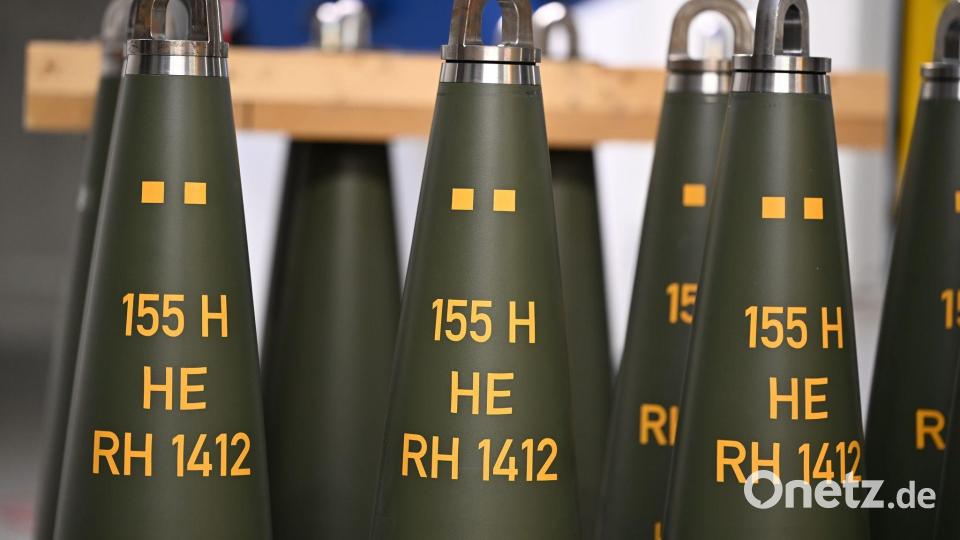 Artilleriegranaten von Rheinmetall, die bis zu 40 Kilometer weit geschossen werden können. 155 gibt das Kaliber an (155 Millimeter), HE steht für high explosive (hochexplosiv), RH 1412 ist das Produktkürzel. (Archivbild) Bild: Wolf von Dewitz/dpa