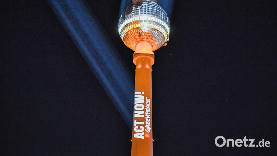 „Act Now“-Appell: Protest für konsequenten Klimaschutz am Fernsehturm in Berlin. Bild: Paul Zinken/dpa