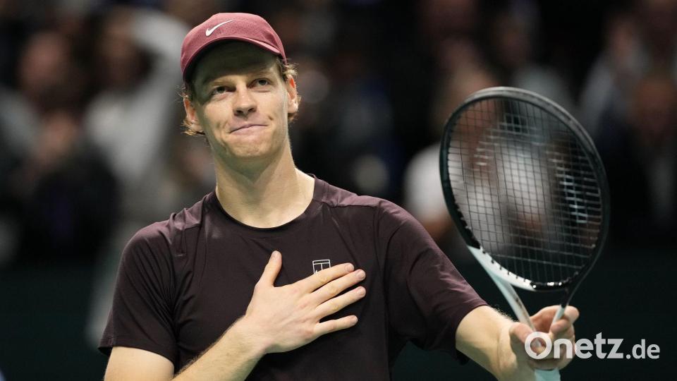 Mit Jannik Sinner bekommt es Alexander Zverev schon in der Gruppenphase zu tun. Bild: Christophe Ena/AP/dpa