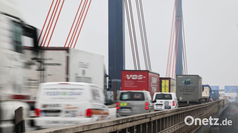 Müsste die Norderelbbrücke kurzfristig gesperrt werden, wäre der volkswirtschaftliche Schaden immens. (Archivbild) Bild: Christian Charisius/dpa