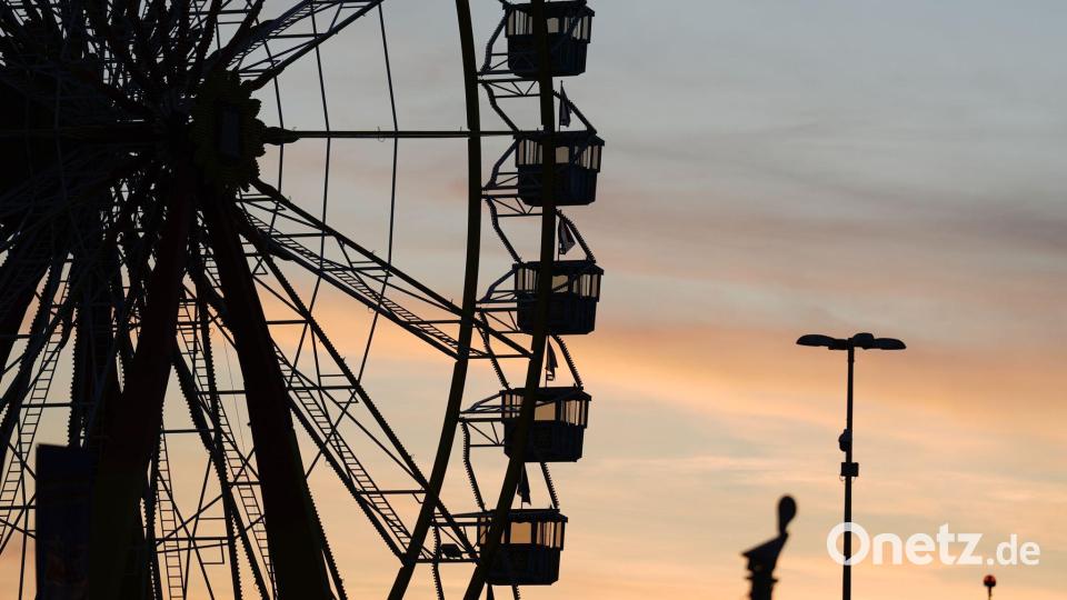 Die Gondeln vom Riesenrad auf dem Hamburger Winterdom auf dem Heiligengeistfeld sind vor dem Abendhimmel zu sehen. Bild: Marcus Brandt/dpa
