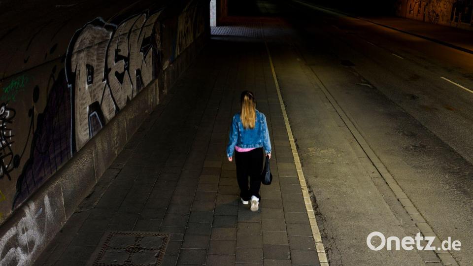 Männer und Frauen unterscheiden sich beim subjektiven Sicherheitsempfinden deutlich: Während sich 56 Prozent der Männer sicher fühlen, sind es bei den Frauen nur 45 Prozent. (Symbolbild) Bild: Christoph Reichwein/dpa
